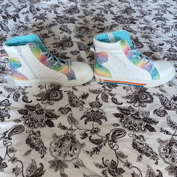 Brand My Butterfly size 6 color white with ran bow and blue in the inside - Picture 3 of 7